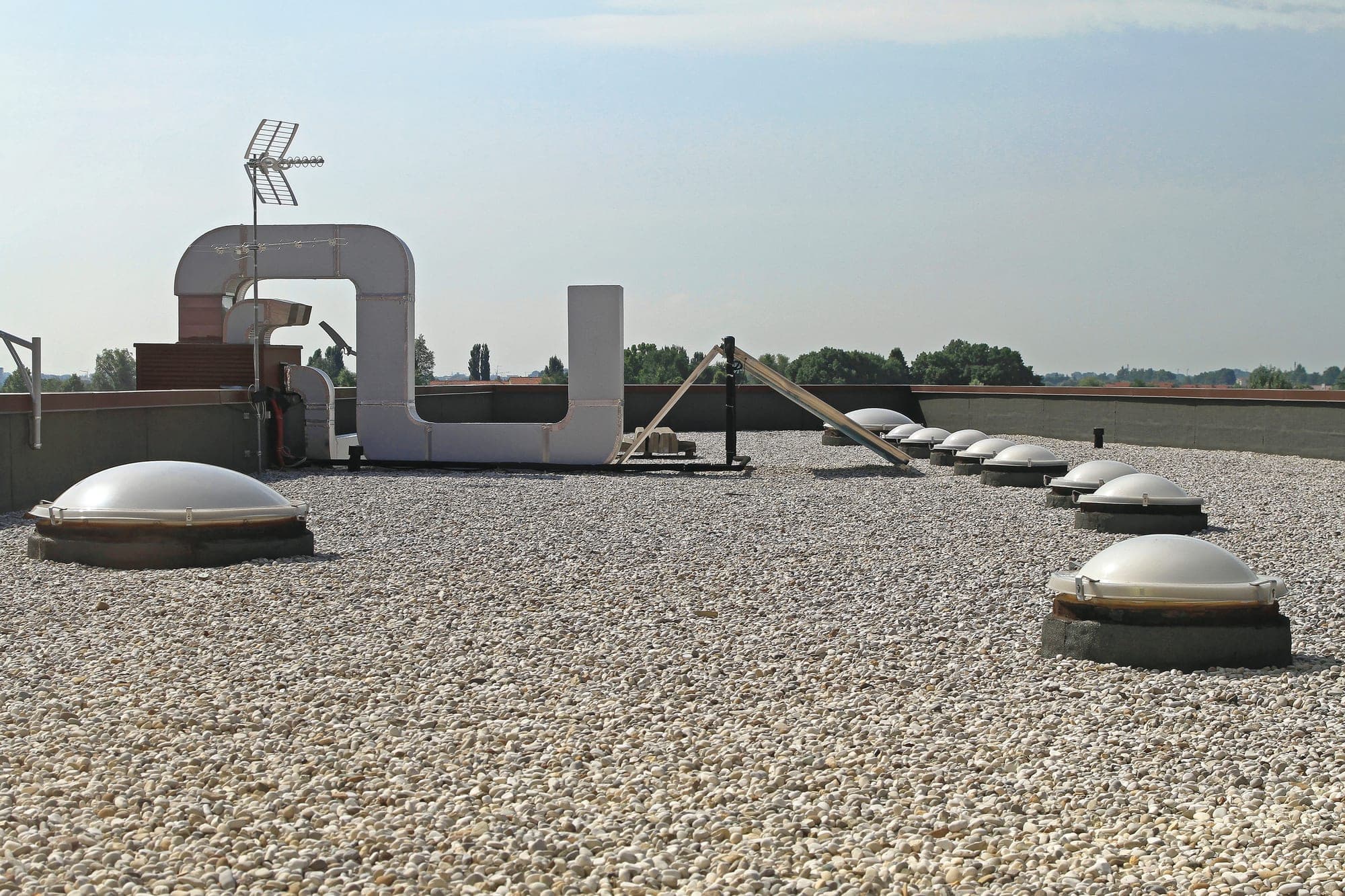 Gravel-ballasted flat roof with skylights and ductwork