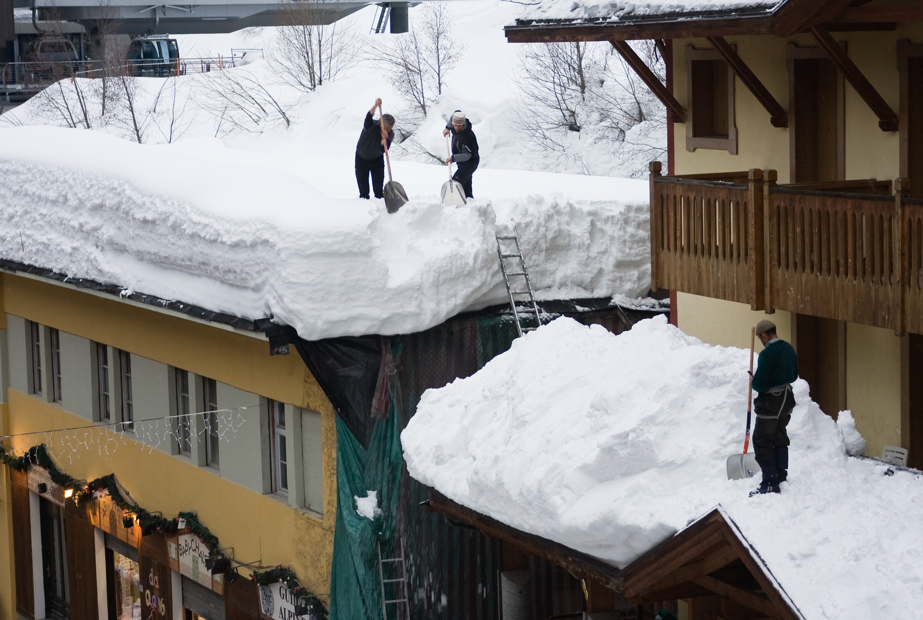 Убрать снег с крыши дома. Снег на крыше. Чистка снега с крыши. Крыша зимой. Снеговой мешок на кровле.